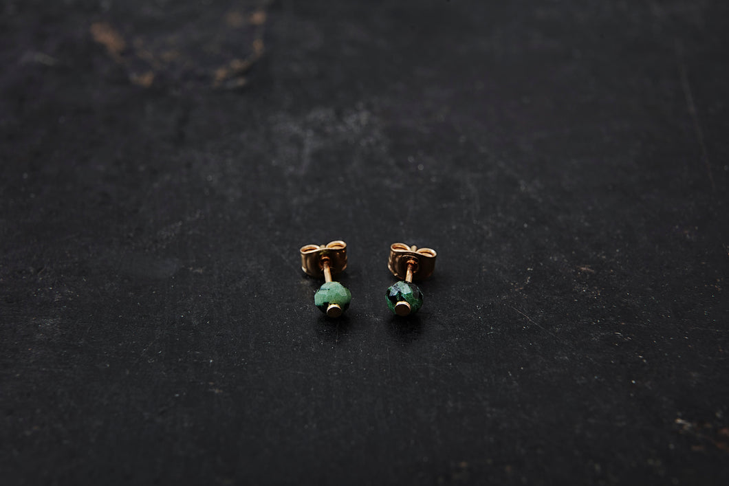 The Dot Stud Earrings With Zoisite