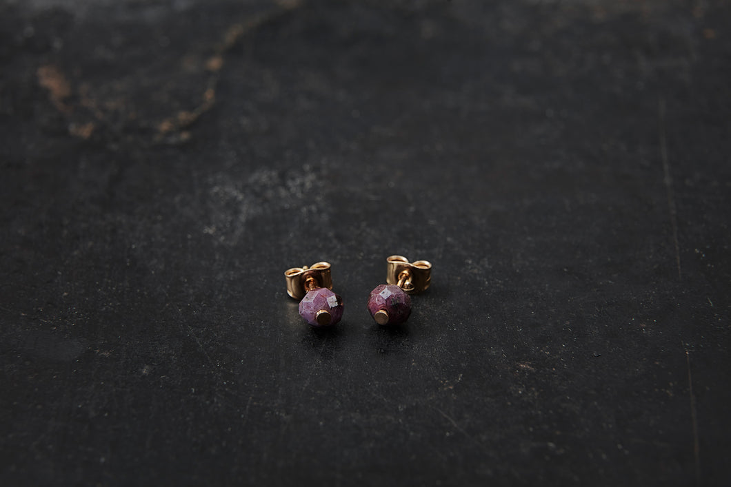 The Dot Stud Earrings With Pink Sapphire