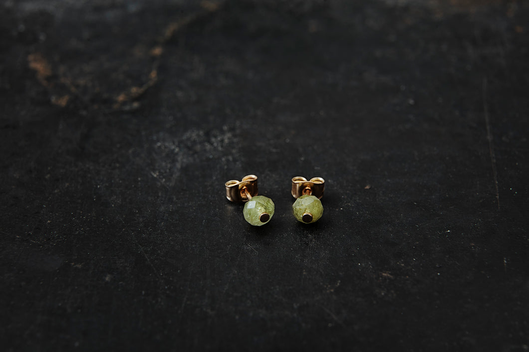 The Dot Stud Earrings With Garnet