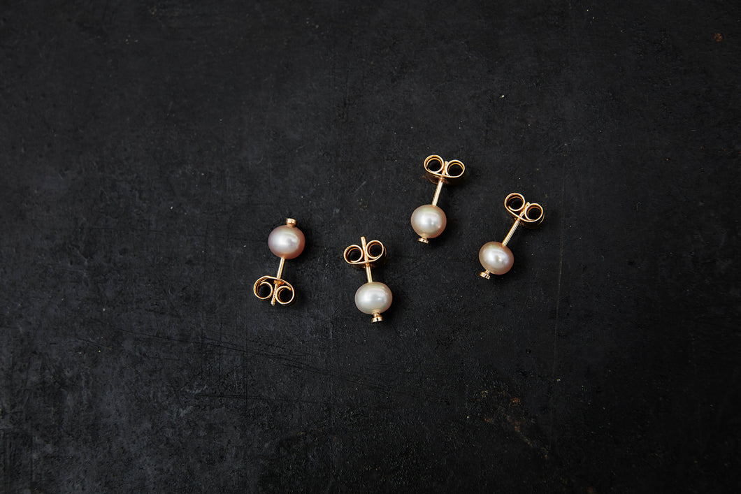 The Dot Stud Earings With Natural Pearls